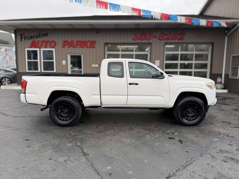 Used 2018 Toyota Tacoma SR image 1