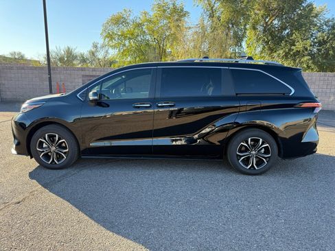 Used 2025 Toyota Sienna Platinum image 8