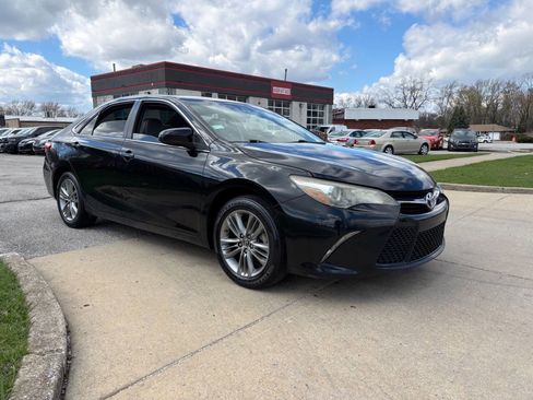 Used 2016 Toyota Camry SE image 3