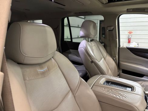 Used 2016 Cadillac Escalade Luxury AWD/4WD image 29