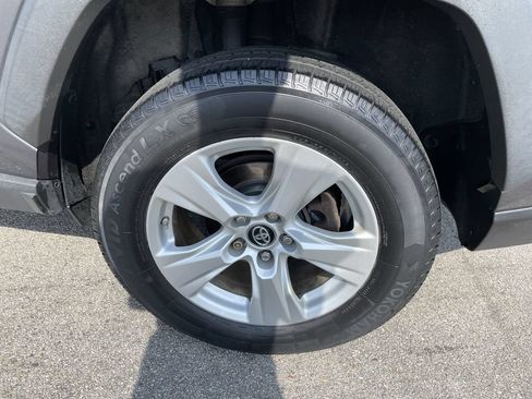 Used 2020 Toyota RAV4 LE w/ Carpet Mat Package AWD/4WD image 10