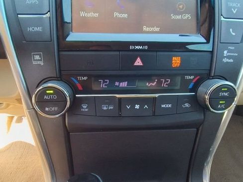 Used 2017 Toyota Camry XLE FWD image 17