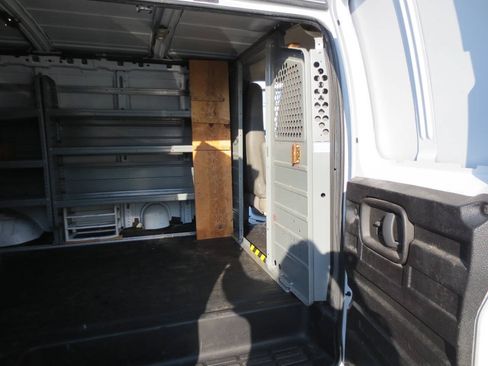 Used 2015 Chevrolet Express 2500 RWD image 17