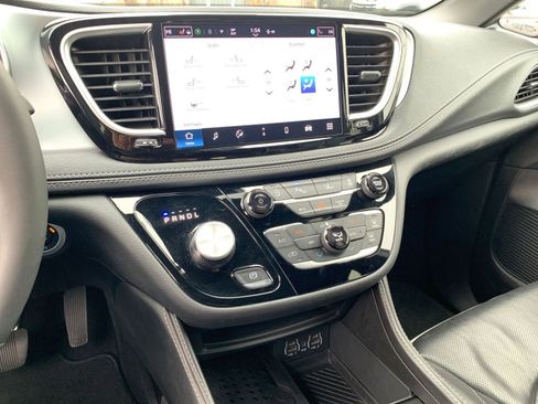 Used 2025 Chrysler Pacifica Limited image 20