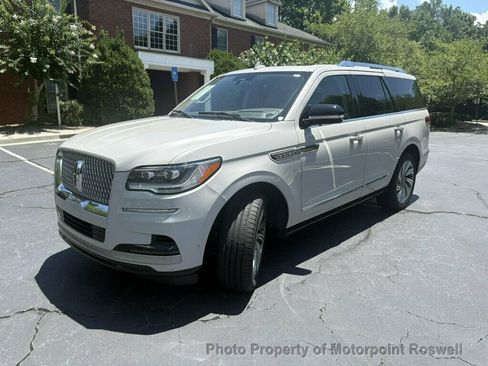 Used 2022 Lincoln Navigator Reserve AWD/4WD image 3