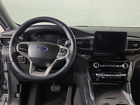 Used 2023 Ford Explorer Limited w/ Equipment Group 301A image 9