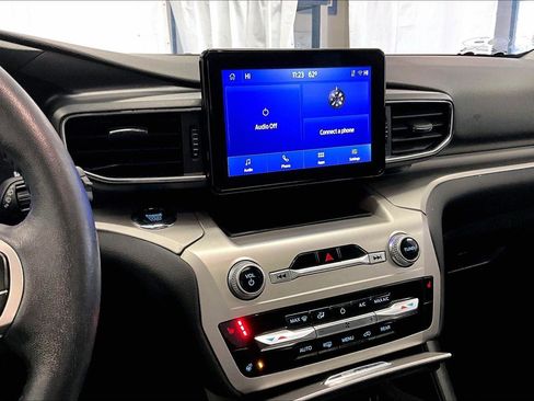 Used 2022 Ford Explorer XLT w/ Equipment Group 202A image 6