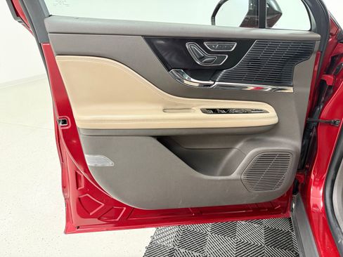Used 2020 Lincoln Corsair FWD w/ Premium Package image 12