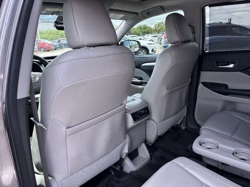 Used 2017 Toyota Highlander XLE FWD image 19