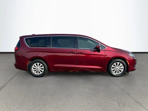 Used 2017 Chrysler Pacifica Touring w/ Tire & Wheel Group FWD image 8
