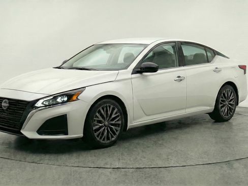 Used 2025 Nissan Altima 2.5 SV image 3