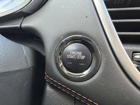 Used 2022 Chevrolet Trax LT w/ LT Convenience Package image 17