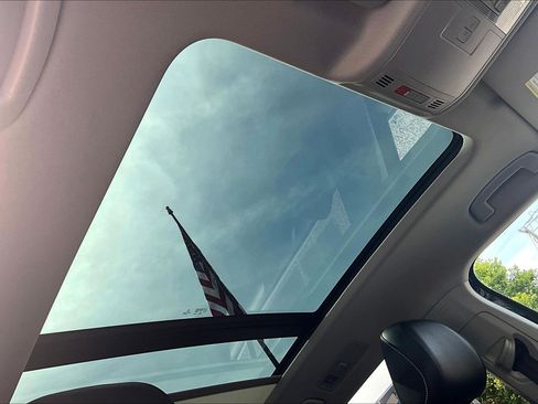 Used 2022 Volkswagen Tiguan SE w/ Panoramic Sunroof Package AWD/4WD image 17