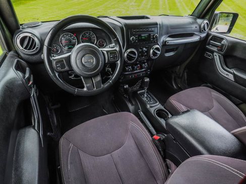 Used 2015 Jeep Wrangler Unlimited Sahara AWD/4WD image 15