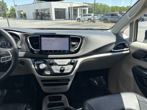 Used 2023 Chrysler Pacifica Touring-L FWD image 29