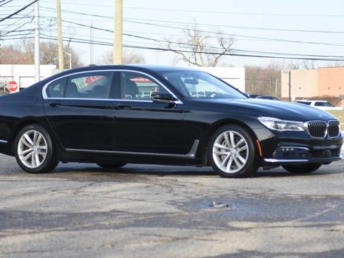 Used 2016 BMW 750i xDrive image 2