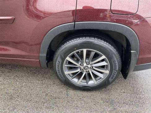 Used 2018 Toyota Highlander SE image 10