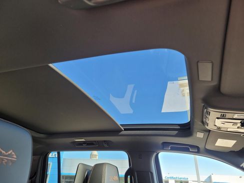New 2026 Chevrolet Suburban High Country AWD/4WD image 7