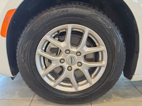 Used 2024 Chrysler Pacifica Touring-L FWD image 13