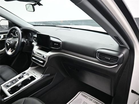 Used 2022 Ford Explorer XLT w/ Equipment Group 202A image 7