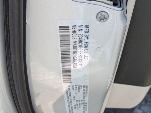 Used 2024 Chrysler Pacifica Limited FWD image 38