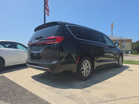 Used 2023 Chrysler Pacifica Touring-L FWD image 5