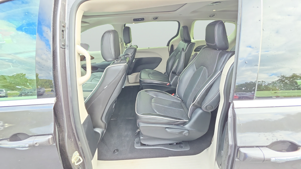 Used 2023 Chrysler Pacifica Limited w/ Uconnect Theater Family Group FWD image 12