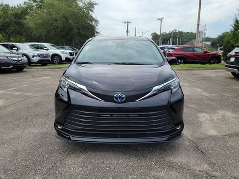 Used 2025 Toyota Sienna XLE FWD image 5