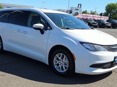 Used 2022 Chrysler Voyager LX FWD image 2