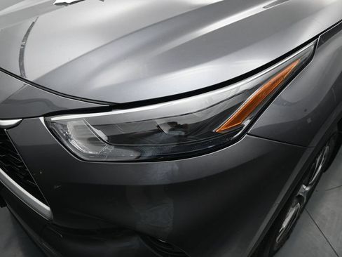 Used 2023 Toyota Highlander XLE AWD/4WD image 9