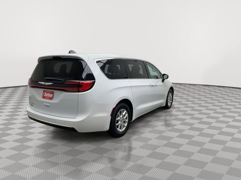 Used 2023 Chrysler Pacifica Touring image 38
