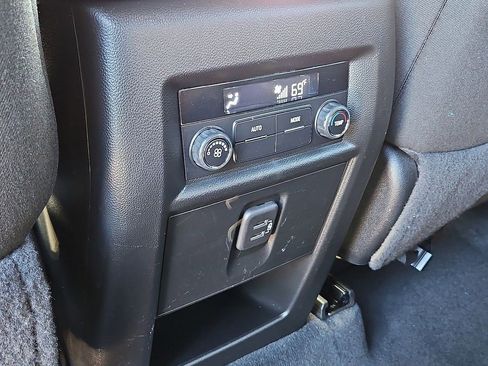 Certified 2023 Chevrolet Traverse LT image 28