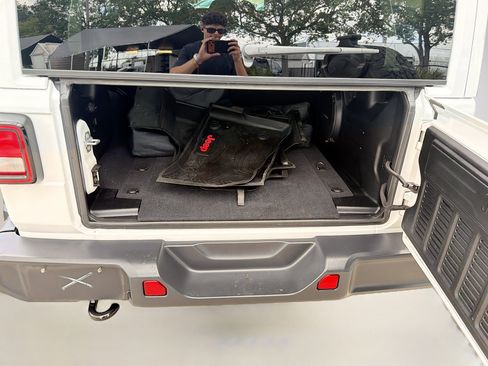 Used 2019 Jeep Wrangler Unlimited Sahara AWD/4WD image 27