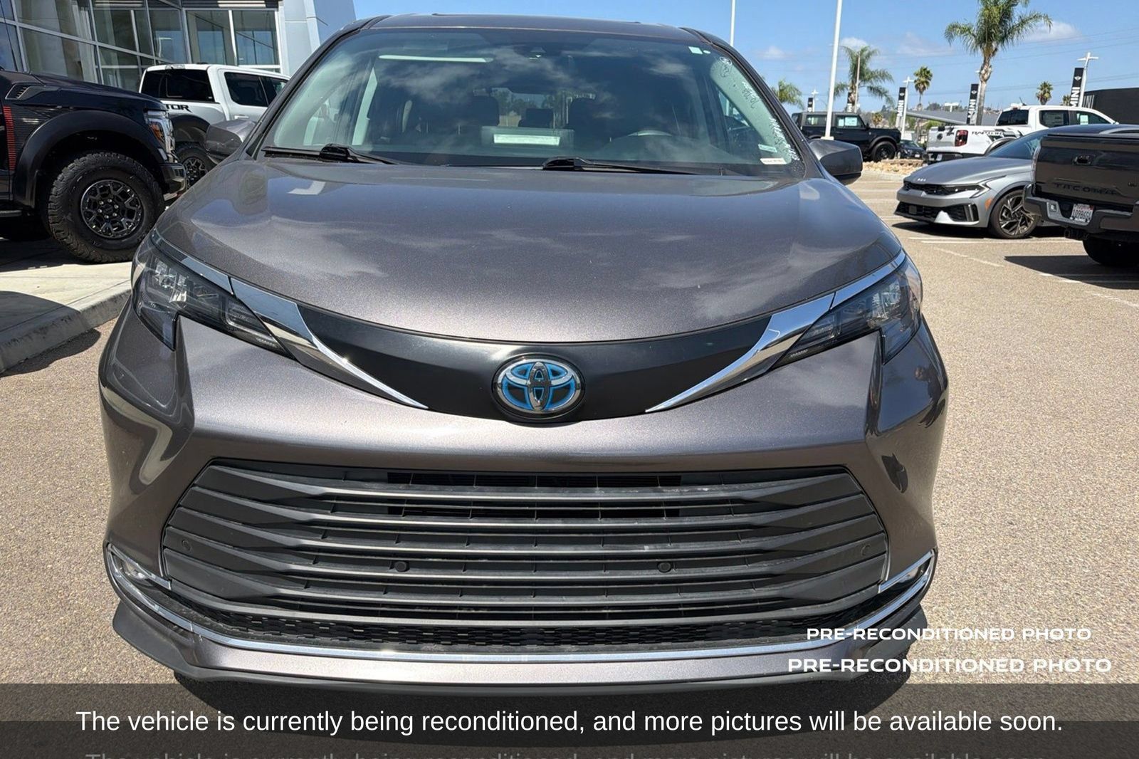 Used 2024 Toyota Sienna XLE FWD image 2