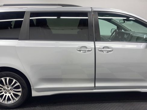 Used 2020 Toyota Sienna XLE FWD image 20