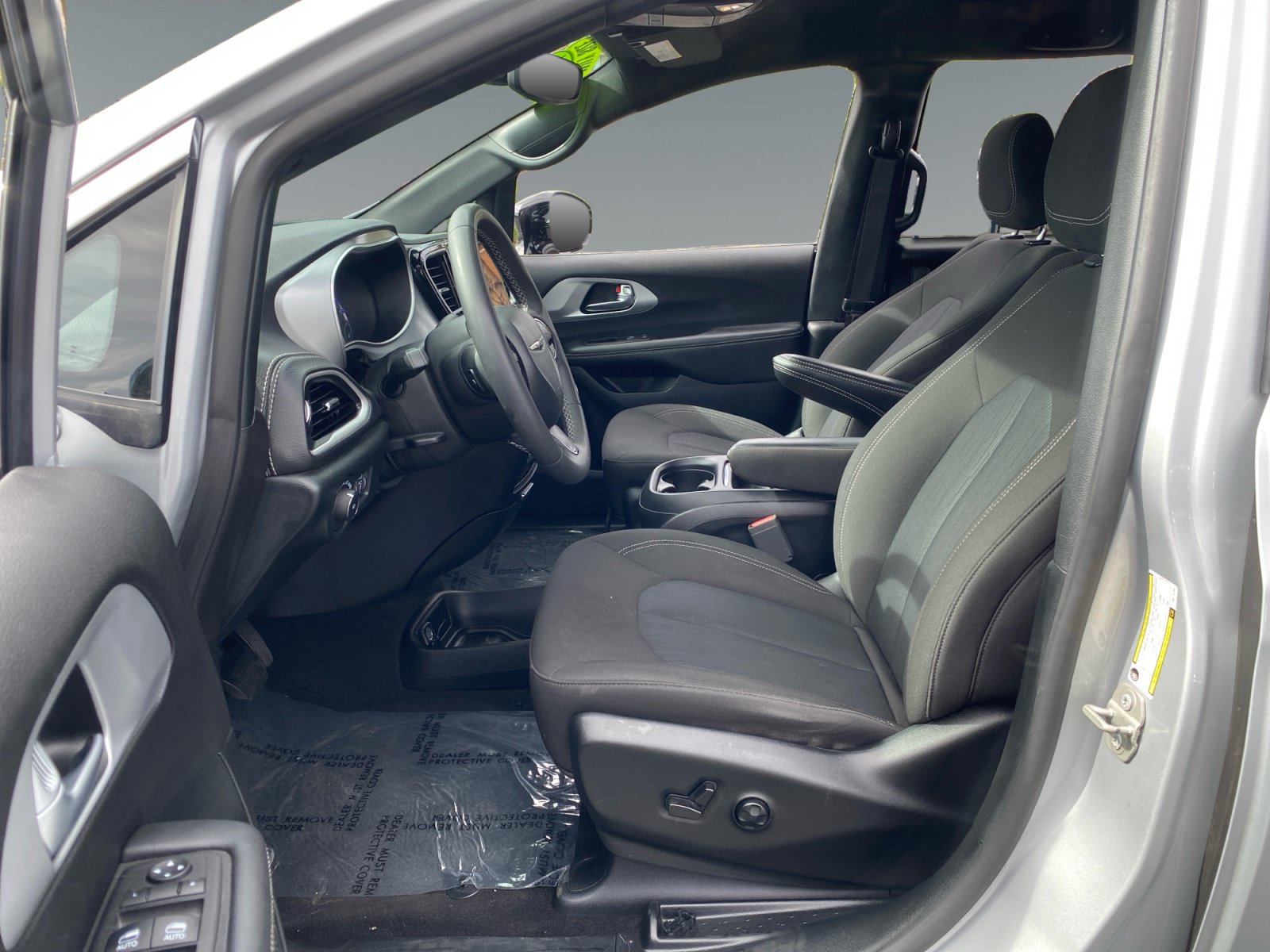 Used 2024 Chrysler Pacifica Touring FWD image 9