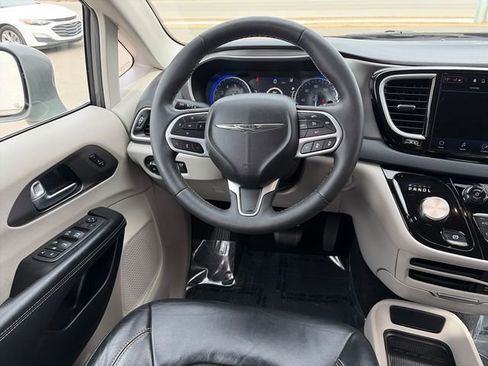 Used 2022 Chrysler Pacifica Touring-L image 28
