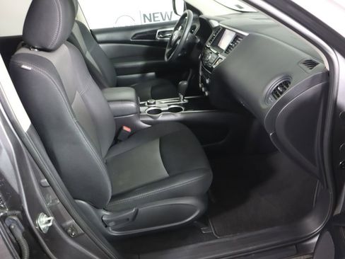 Used 2019 Nissan Pathfinder S image 29