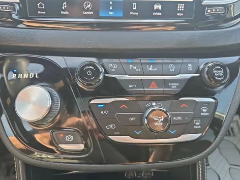 Used 2024 Chrysler Pacifica Limited w/ Uconnect Theater Family Group FWD image 20