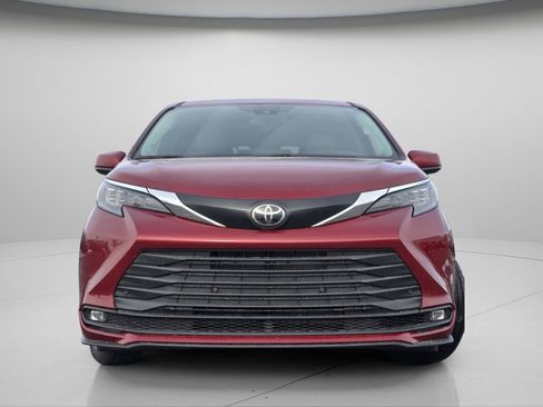 New 2026 Toyota Sienna XLE image 3