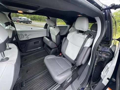Used 2023 Toyota Sienna XSE w/ XSE Plus Package FWD image 17