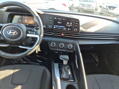 Used 2025 Hyundai Elantra SE image 24