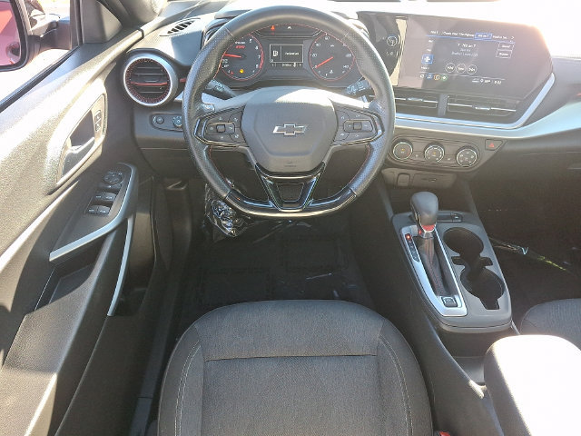 Used 2025 Chevrolet Trax RS w/ Sunroof Package FWD image 11