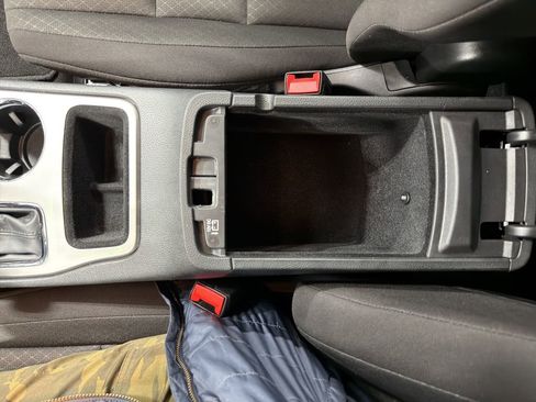 Used 2021 Jeep Grand Cherokee Laredo image 36