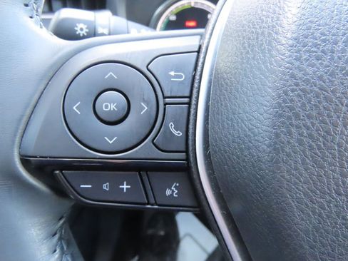 Used 2024 Toyota Venza XLE image 11