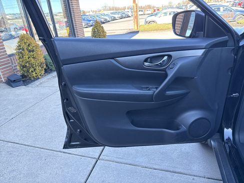 Used 2016 Nissan Rogue SV image 15