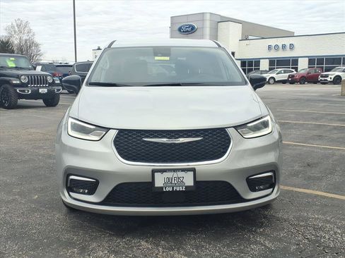 Used 2024 Chrysler Pacifica Touring-L image 39