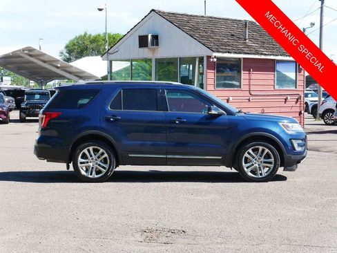Used 2017 Ford Explorer XLT w/ Equipment Group 202A AWD/4WD image 2