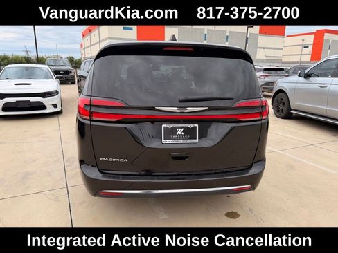 Used 2023 Chrysler Pacifica Touring-L FWD image 3