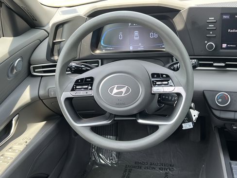 Used 2025 Hyundai Elantra SE image 27